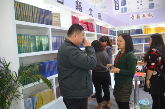 副总监袁鹤群向客户介绍古籍文献类精品图书