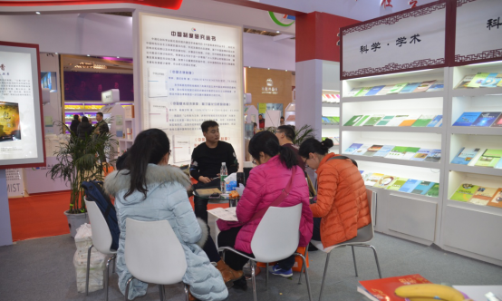 项目部经理杨维洁与图书馆老师沟通采购需求