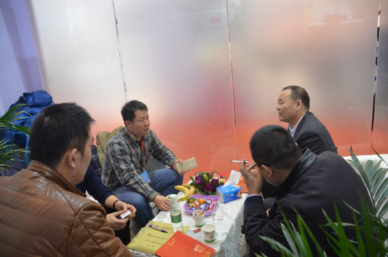  总经理余伯刚洽谈业务